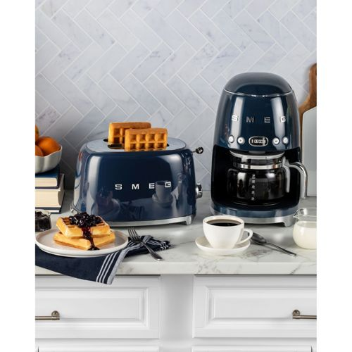 Tostapane SMEG blu navy con waffle e macchina da caffè con caffè e latte.