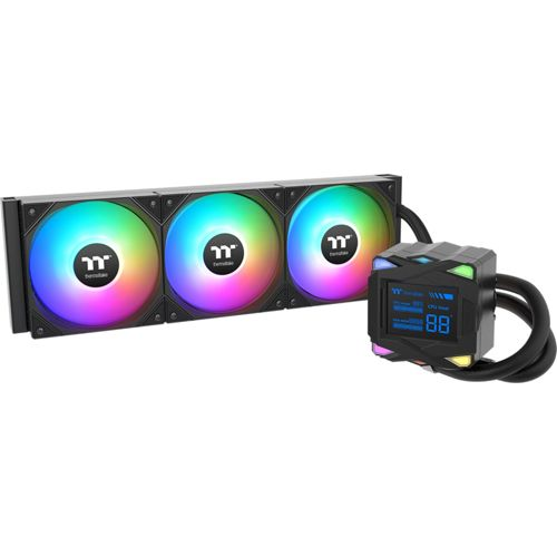 Een zwarte CPU-koeler met drie RGB-ventilatoren en een digitaal display.