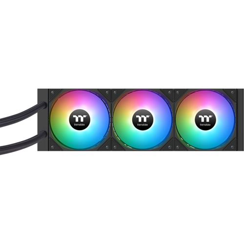 Drie computerfans met RGB-verlichting naast elkaar, verbonden door zwarte buizen.
