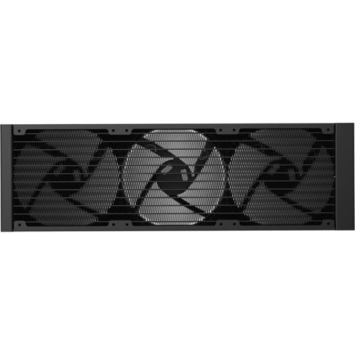 Een zwarte computer ventilator met drie bladen op een rooster.