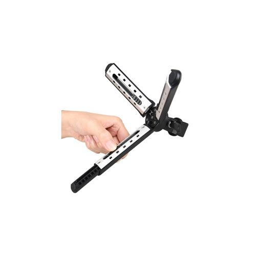 Eine Hand hält ein schwarzes und silbernes Haarstyling-Gerät mit geöffneten Platten.