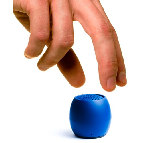 Een hand zweeft boven een kleine blauwe luidspreker.