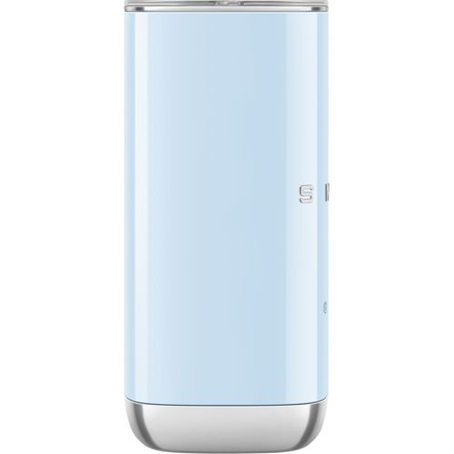 Ein hellblauer Wasserkocher mit silbernem Boden und Deckel.