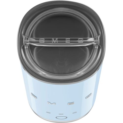 Oberansicht eines hellblauen Smeg-Kaffeemahlwerks mit transparentem Deckel.