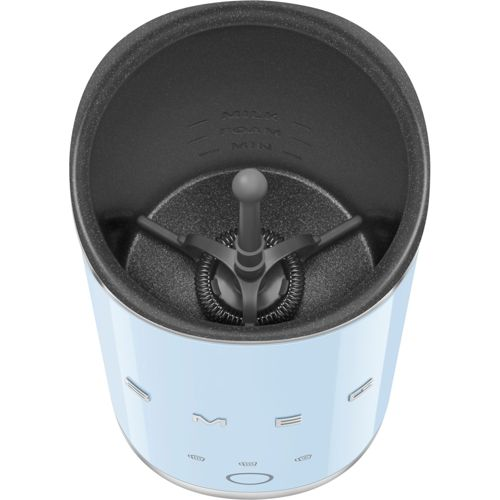 Ein blauer Milchaufschäumer mit schwarzem Rührwerk und Markierungen für Milch und Schaum.