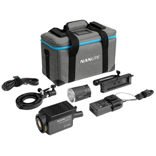 Ein Nanlite Beleuchtungs-Kit mit Tasche, Stromversorgung und Zubehör auf weißem Hintergrund.