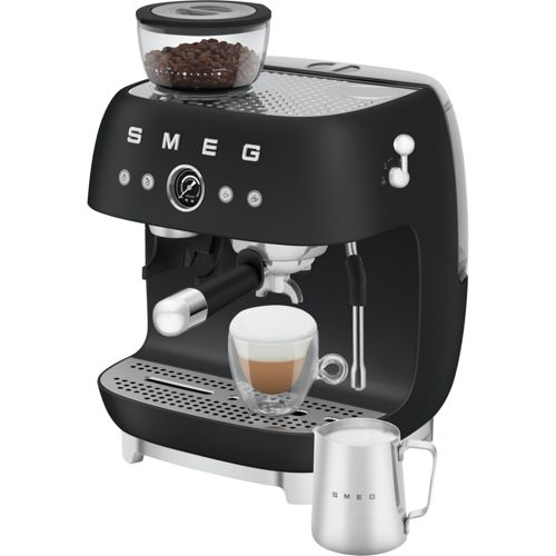 Máquina de espresso negra con depósito de granos, vaso con espresso y jarra de leche.