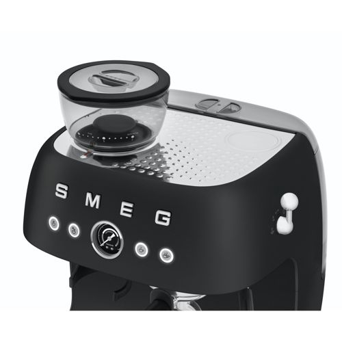 Máquina de espresso SMEG negra con tolva de granos transparente encima y detalles cromados.