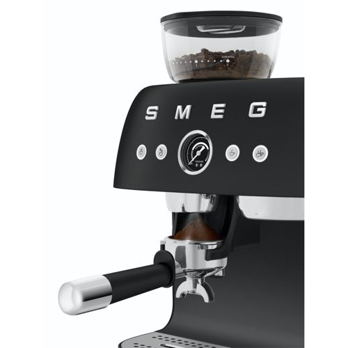 Cafetera negra con depósito de granos, manómetro y portafiltro.