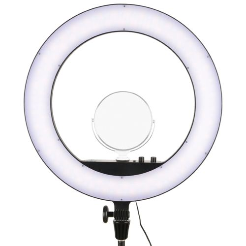 Ein großer Ringlicht mit einem kleinen Spiegel in der Mitte, montiert auf einem Stativ.