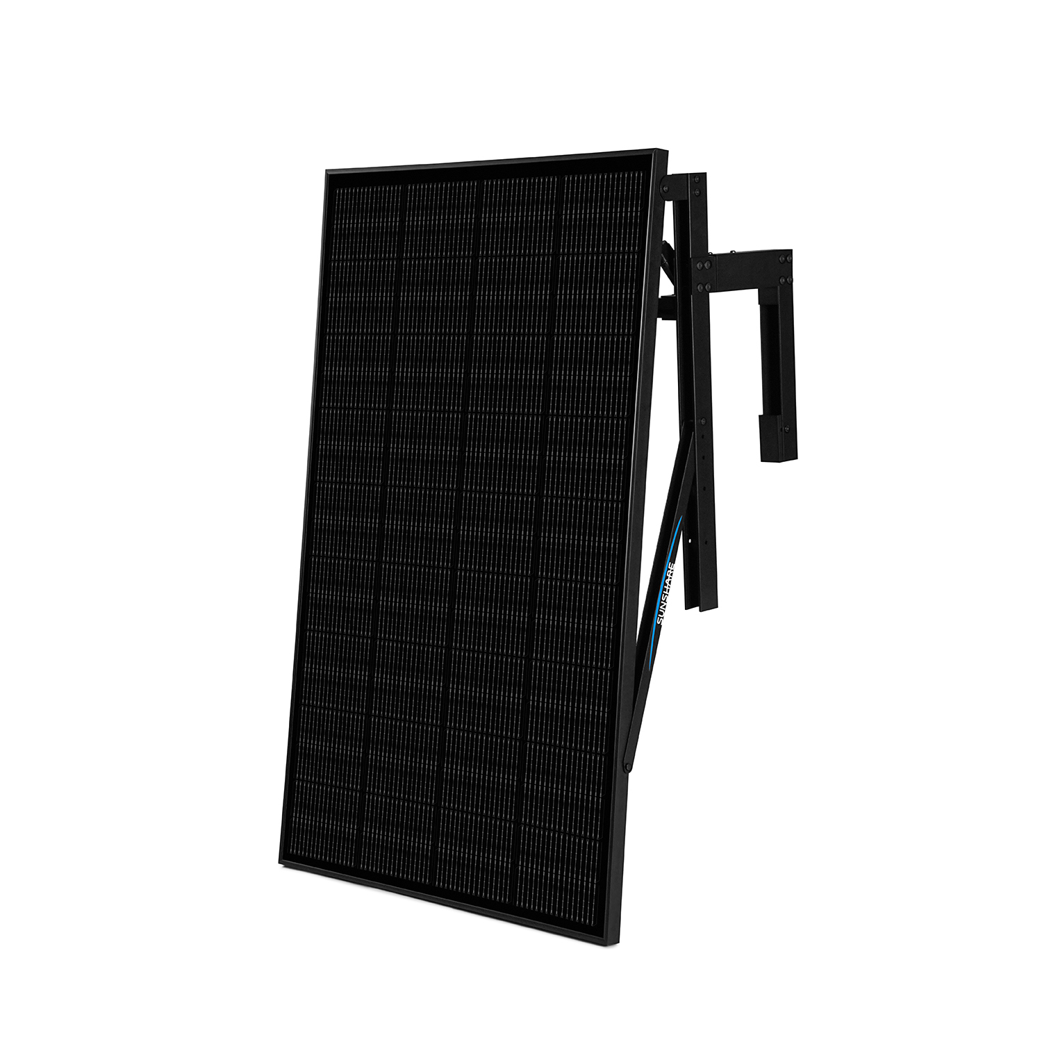Ein schwarzes Solarmodul mit schwarzem Metallrahmen und Halterung, auf weißem Hintergrund.