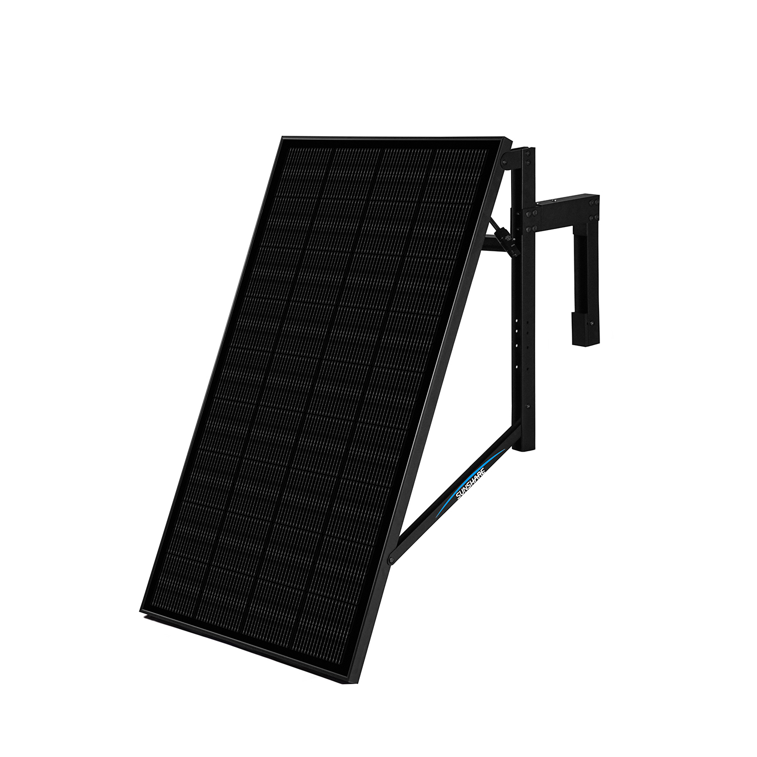 Schwarzes Solarpanel mit schwarzer Halterung, auf weißem Hintergrund.