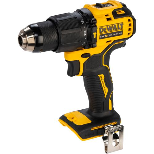 Un trapano a batteria DeWalt giallo e nero con mandrino in metallo e clip da cintura.
