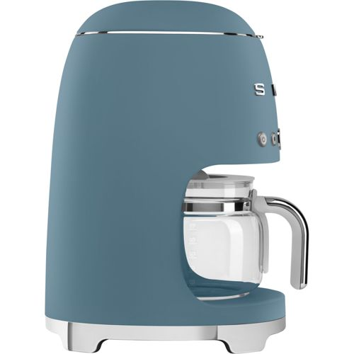 Cafetera azul con jarra de cristal y detalles plateados.