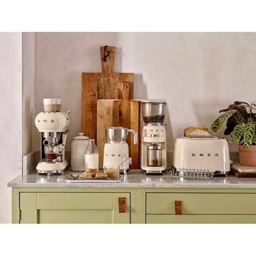 Mermer tezgahtında krem rengi SMEG cihazlar: espresso makinesi, đđđđđ, tost makinesi, s(((((((.