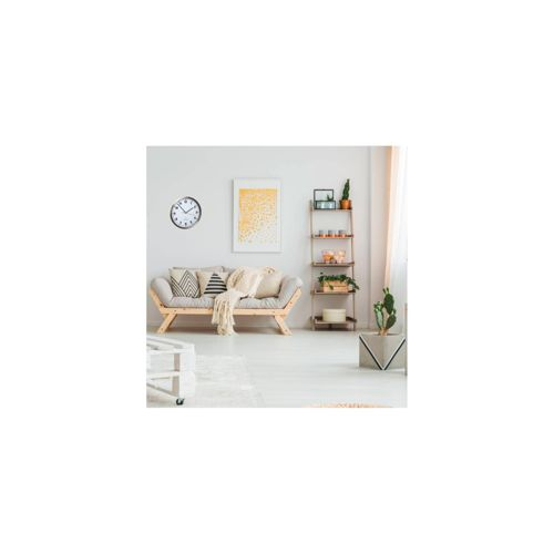 Ein helles Wohnzimmer mit einem Sofa, einem Regal und einer Uhr.
