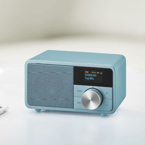 Una radio DAB azzurra con quadrante argentato e piccolo schermo.