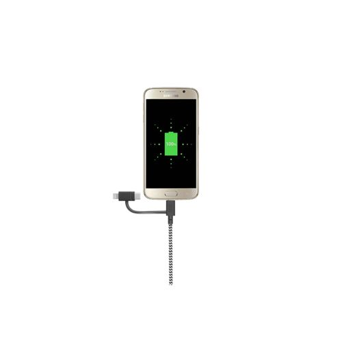 Uno smartphone dorato mostra un'icona di batteria piena, collegato a un cavo di ricarica.