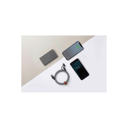 Un cavo di ricarica grigio, due smartphone e un power bank su una superficie divisa.