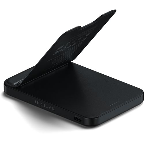 Un supporto Satechi nero tiene un telefono, inclinato verso l'alto. Porta USB-C visibile.