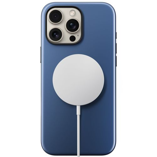 iPhone blu con caricatore MagSafe bianco circolare attaccato sul retro.