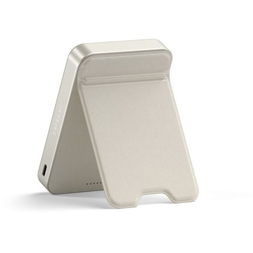 Un soporte plateado para teléfono Satechi, abierto, con un recorte para un teléfono.