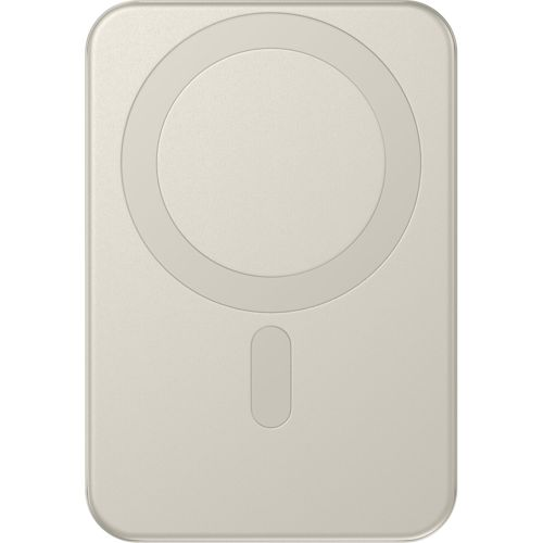 Un cargador MagSafe beige con área magnética circular y elemento ovalado debajo.