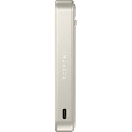 Batería externa Satechi plateada, vista lateral, con puerto USB-C y logo.
