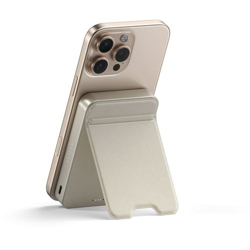 Teléfono inteligente dorado sobre un soporte beige claro, fondo blanco.