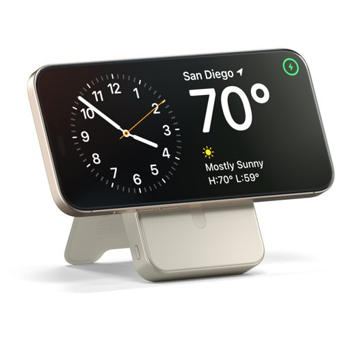 Un smartphone en un soporte muestra la hora y el clima de San Diego.