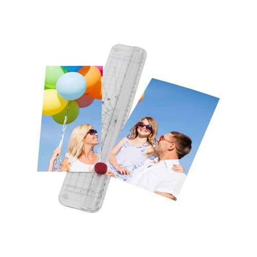 Ein Papierschneider überlagert zwei Fotos von Familien an einem sonnigen Tag.