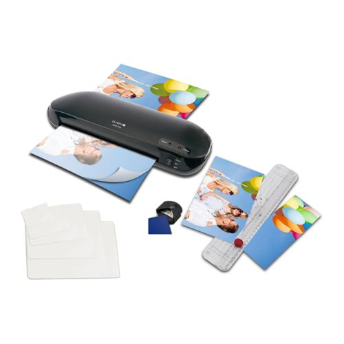 Ein schwarzer Aktenlaminator mit Fotos, Laminierfolien und einem Papierschneider.