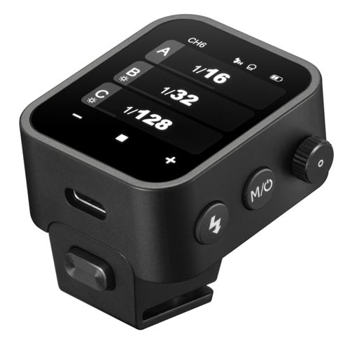 Een zwart flitser triggerapparaat met touchscreen dat kanalen A, B, C en instellingen toont.