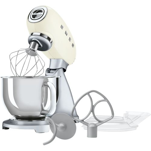 Batidora de pie Smeg color crema con bol plateado y varios accesorios.