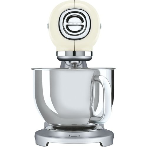 Un batidora de pie retro color crema con bol de metal pulido y base plateada.