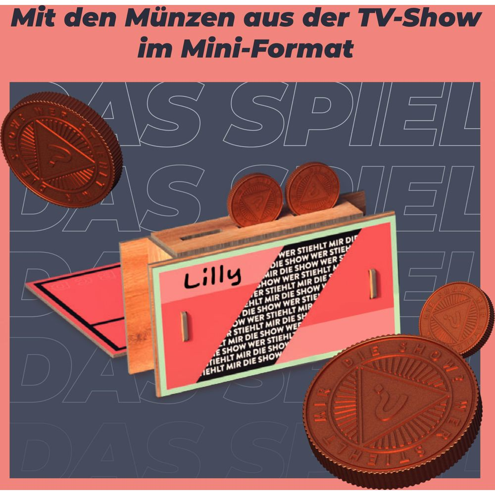 Monete e una scatola da gioco con testo 'Lilly' su sfondo rosa.