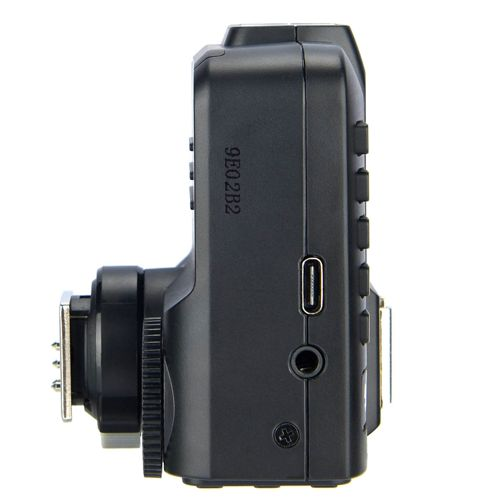 Schwarzer Blitztrigger mit USB-C-Anschluss und Kopfhörerbuchse. Seriennummer 9E02B2.