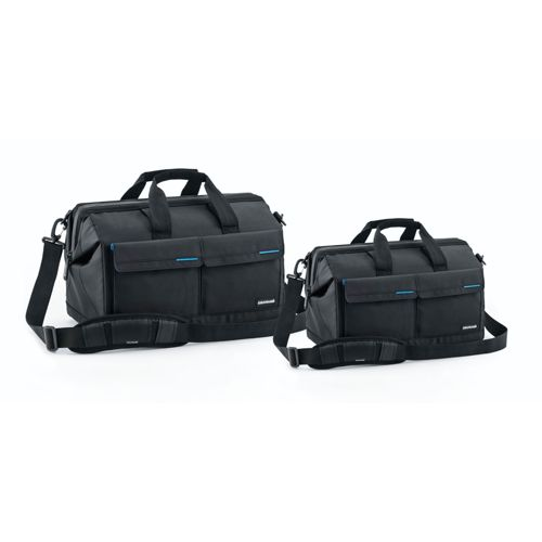 Zwei schwarze Reisetaschen mit blauen Akzenten, eine größer als die andere.