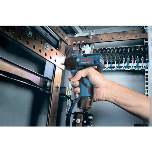 Een hand houdt een blauwe Bosch schroevendraaier vast in een elektrisch schakelpaneel.
