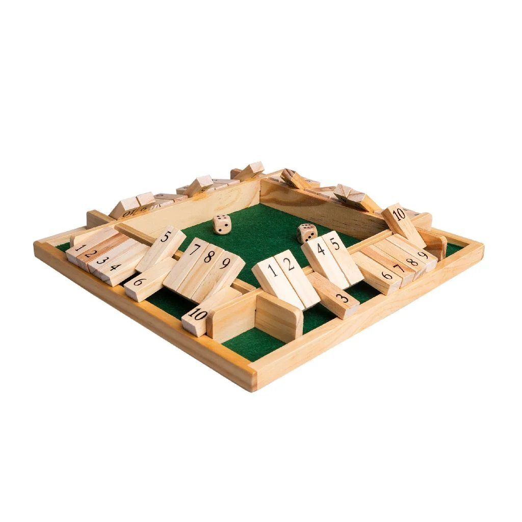 Gioco in legno con tessere numerate e dadi su feltro verde.