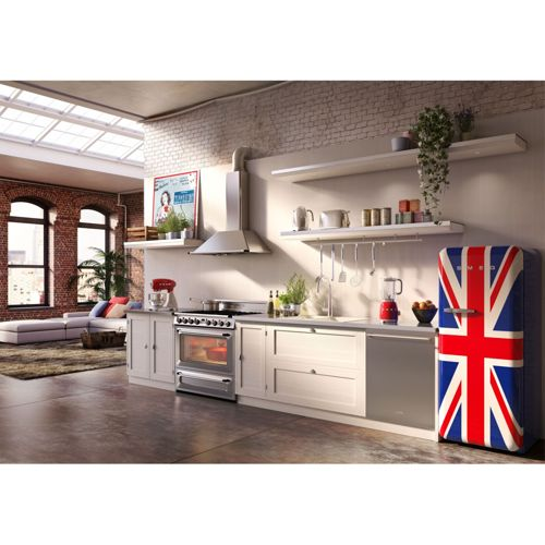 Moderne Küche mit Union-Jack-Kühlschrank, Herd und Spülbereich.