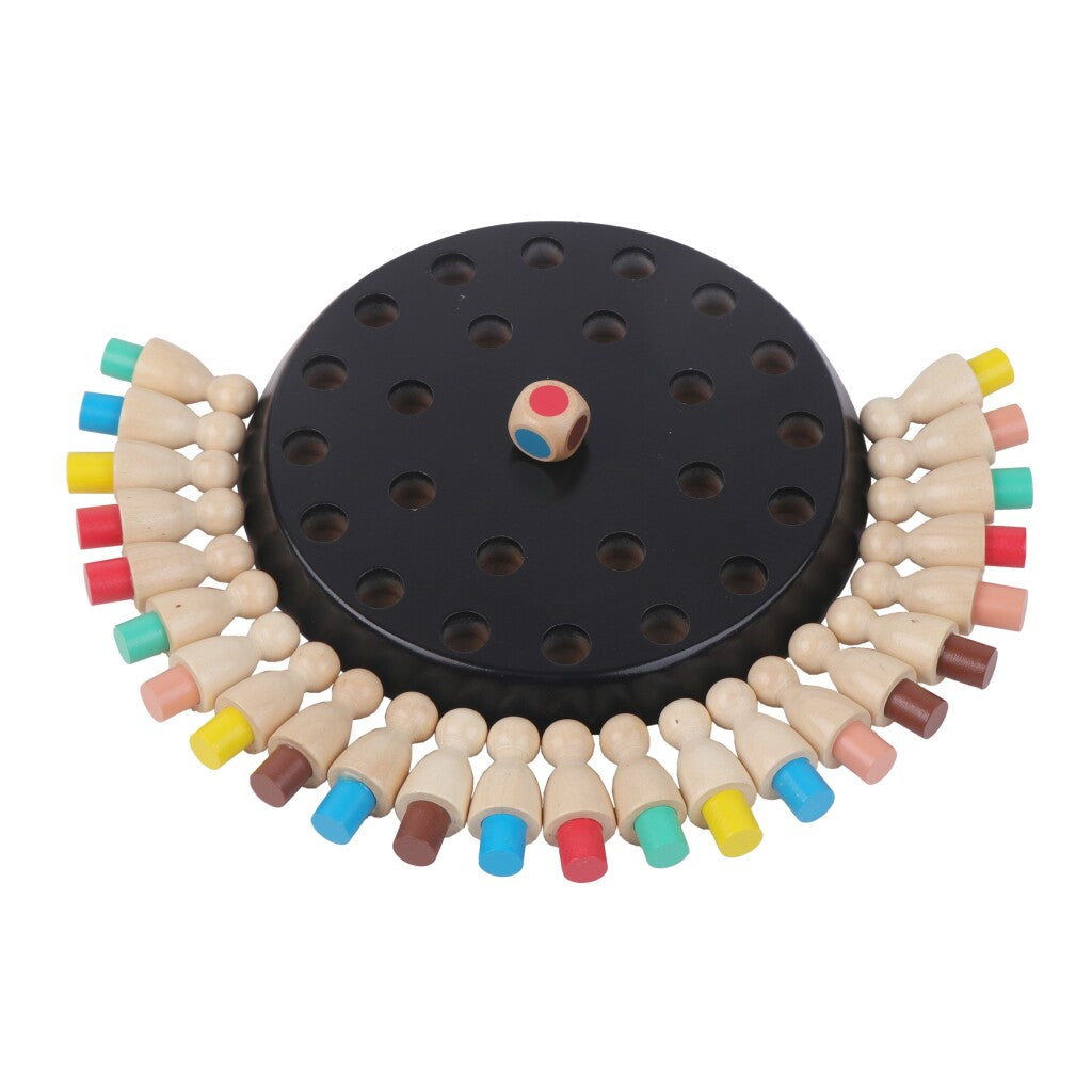 Un tabellone di gioco in legno con un dado e molti pezzi da gioco colorati disposti attorno.