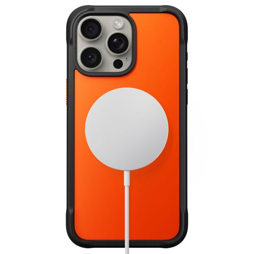 Un iPhone arancione con cornice nera, modulo fotocamera e caricatore bianco.