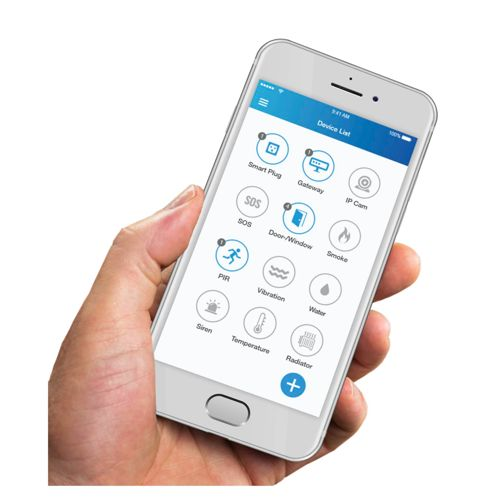 Eine Hand hält ein Smartphone mit einer App zur Gerätesteuerung.