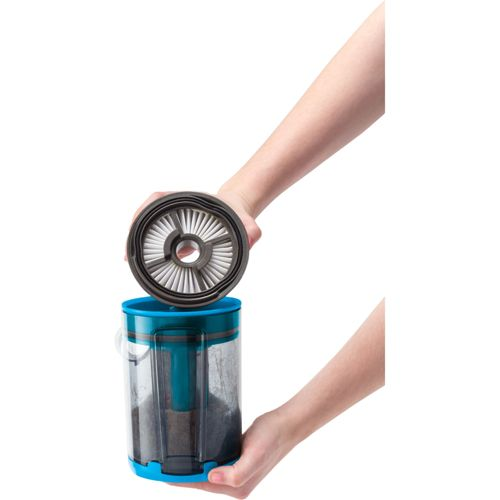 Hände halten einen Staubsaugerfilter über seinem Staubbehälter mit gesammeltem Schmutz.