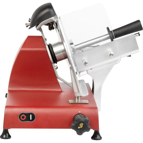 Affettatrice rossa con corpo metallico e protezione trasparente.