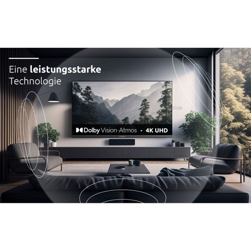 Ein modernes Wohnzimmer mit großem Fernseher, der Berglandschaft zeigt.