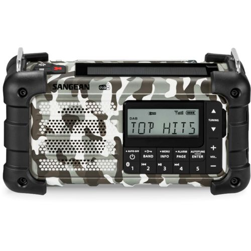 Une radio DAB Sangean à motif camouflage, écran LCD et boutons.