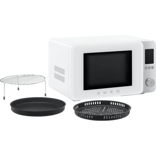 Un set de microondas SMEG blanco con tres accesorios: una rejilla, un plato redondo y un plato perforado.