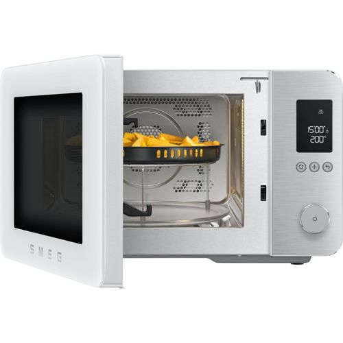 Un microondas SMEG blanco abierto con una rejilla llena de patatas fritas doradas dentro.